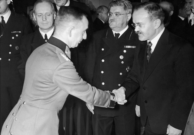 Minister Joachim von Ribbentrop oraz generał Wiaczesław Mołotow