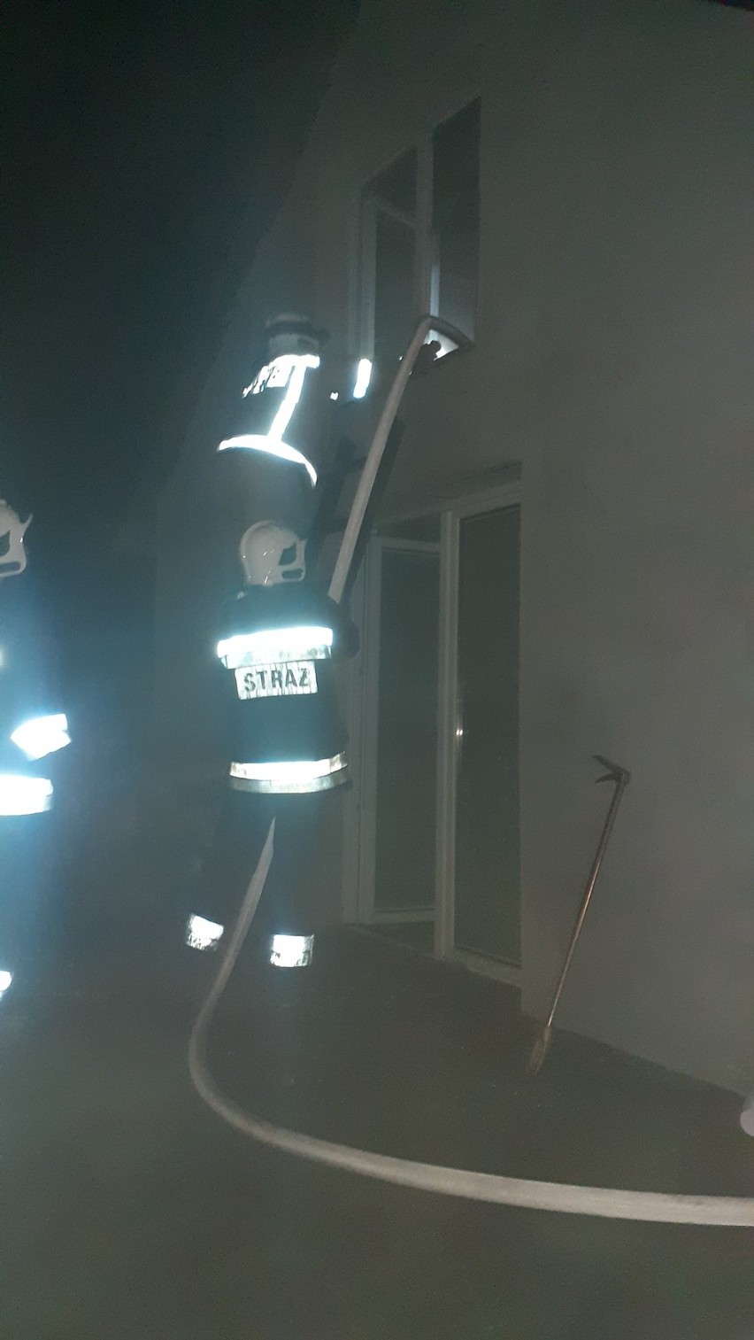 Nocny pożar budynku w Krogulczy Mokrej w gminie Orońsko. Na miejscu działały cztery zastępy straży pożarnej