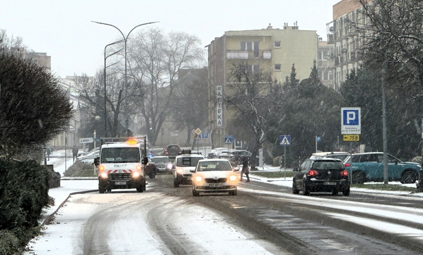 Zima 2023. W Tarnobrzegu spadł pierwszy śnieg. Piaskarki i pługi wyruszyły na ulice. Zobaczcie zdjęcia