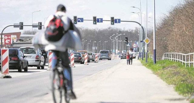 Dziś rowerzyści jadąc ulicą Kamieńskiego często muszą przeciskać się między samochodami a pieszymi