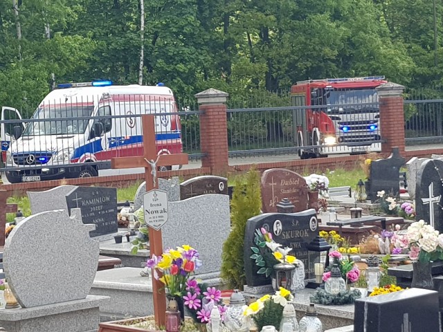 Wypadek w Rudzie Sląskiej. Samochód zapalił się, gdy uderzył w drzewo.Zobacz kolejne zdjęcia. Przesuwaj zdjęcia w prawo - naciśnij strzałkę lub przycisk NASTĘPNE