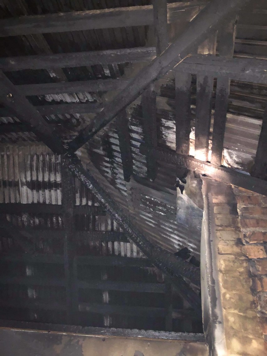 Pożar poddasza domu w Chyrzynie koło Przemyśla. Wyjechały 4 zastępy strażaków PSP i OSP [ZDJĘCIA]