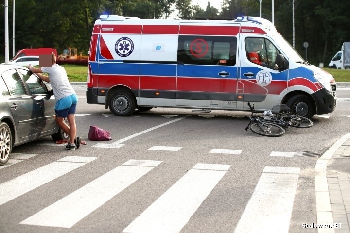 Wypadek na drodze krajowej 77 w Stalowej Woli. Ranna rowerzystka przewieziona do szpitala (ZDJĘCIA)