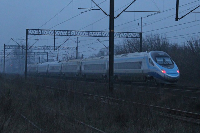 Pendolino mknie przez Aleksandrów Kujawski