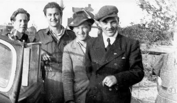 Żołnierze "Bartka" byli dowodzeni przez Henryka Flame (z prawej). Zdjęcie z 1947 r.