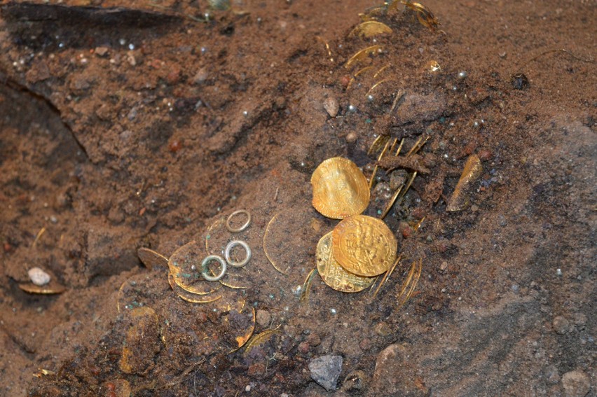 Sensacyjne znalezisko na Kujawskiej! Drogowcy znaleźli skarb! Teren badają archeolodzy. Zakończenie inwestycji oddala się w czasie! ZDJĘCIA