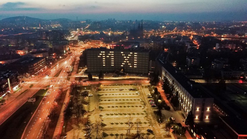 Gigantyczne cyfry 11.XI świecą się na Urzędzie Wojewódzkim w Kielcach!