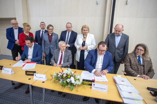 Podpisanie umowy na opracowanie STEŚ "małej obwodnicy" Sępólna. W Urzędzie Marszałkowskim w Toruniu podpisano w poniedziałek, (14.11) umowy na projektowanie pięciu obwodnic w regionie.