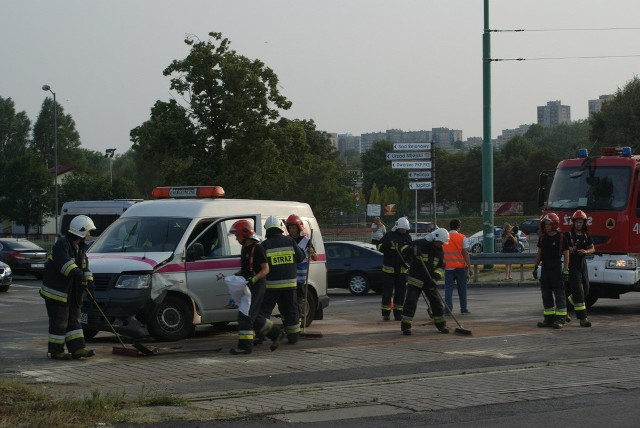 Wypadek w Będzinie: Na skrzyżowaniu al. Kołłątaja i ul. 11 Listopada audi zderzyło się z furgonetką
