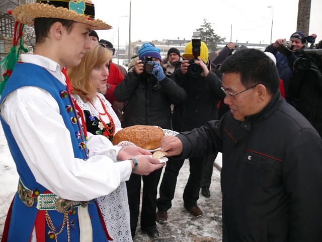 Zeng Guang &#8211; prezes LiuGong Machinery Poland witany chlebem i solą.