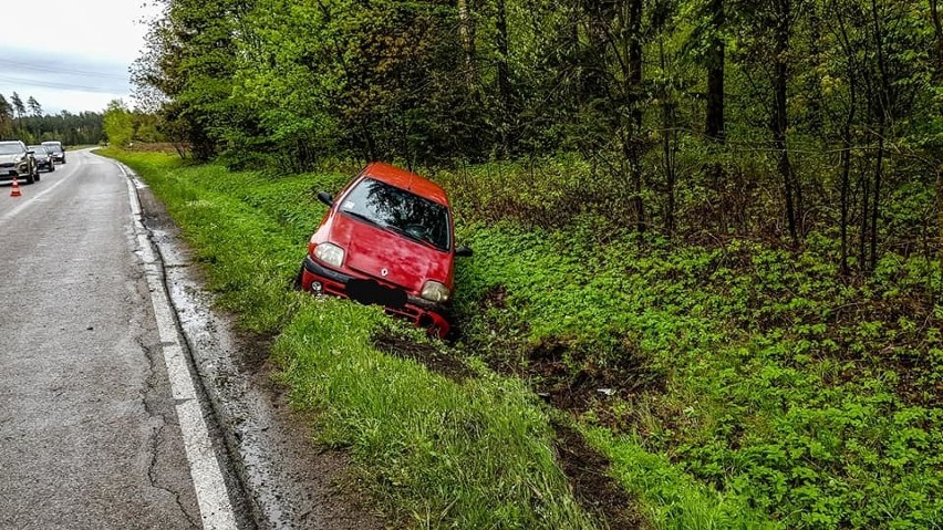 Wypadek na trasie Ełk - Regielnica. Dwa auta wpadły do rowu