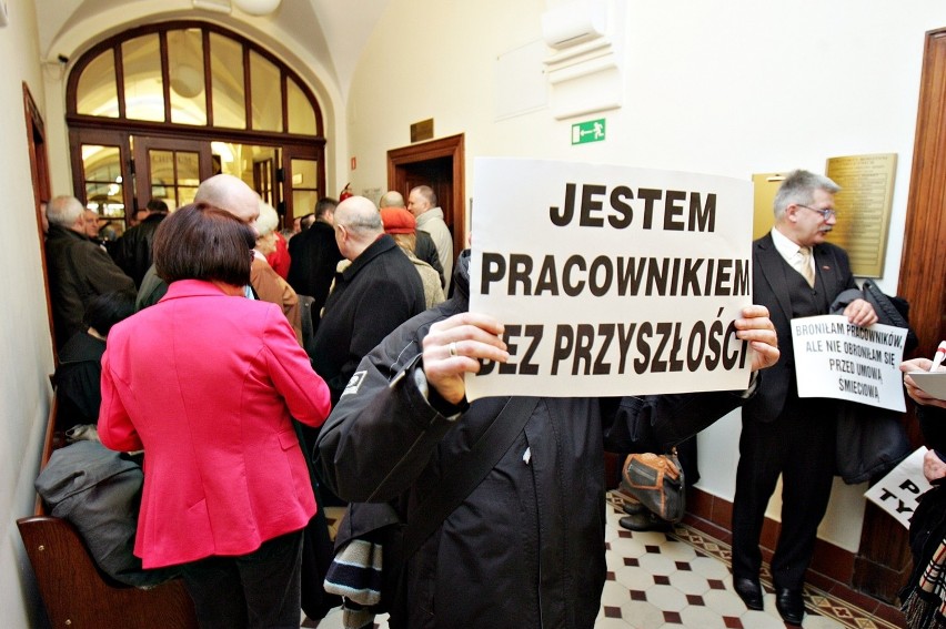 Wrocław: Protest pracowników LG przed salą sądową (ZDJĘCIA)