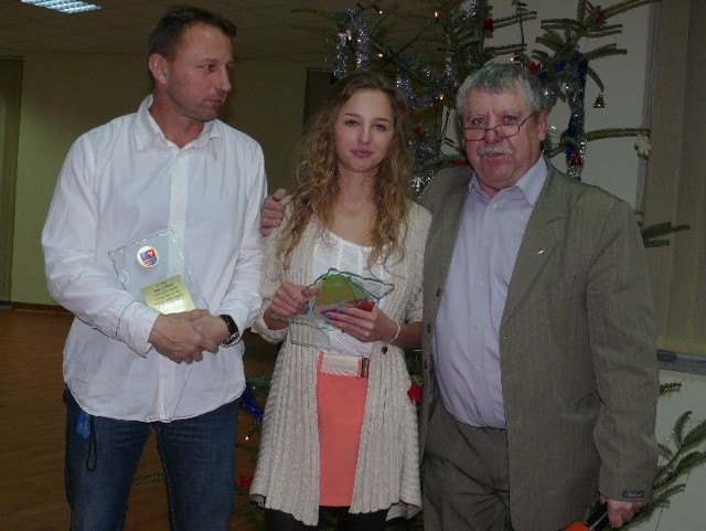 Karolina Kołeczek to najlepsza lekkoatletka Kielecczyzny. Na zdjęciu z trenerem Andrzejem Mirkiem (z lewej) i Wiesławem Rożejem.
