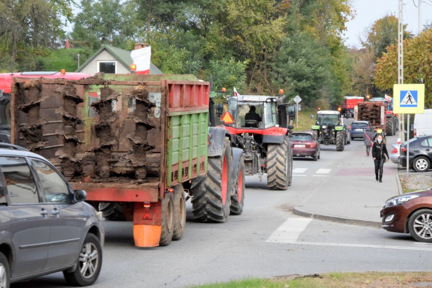 Protest rolników na trasie Włostów - Opatów - Ostrowiec. Mocne hasła [ZDJĘCIA, WIDEO]