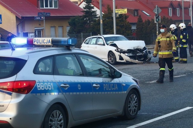 Według wstępnych ustaleń bus wyjeżdżający z ulicy Sportowej wjechał na czerwonym świetle i zderzył się z BMW