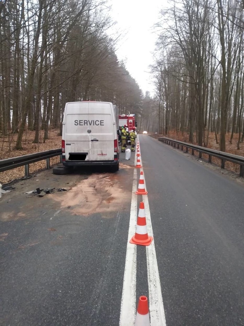 Groźny wypadek w Jodłownie 23.03.2021 r. Zderzyły się dwa samochody dostawcze, jedna osoba jest poszkodowana