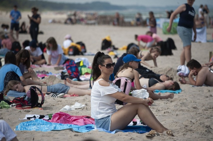 Turyści na plaży w Mielnie. Sezon letni rozpoczęty