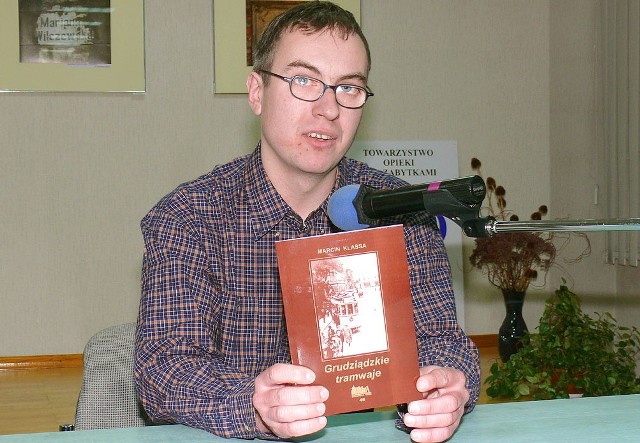 Marcin Klassa z wydaną w 2007 roku książką o grudziądzkich tramwajach