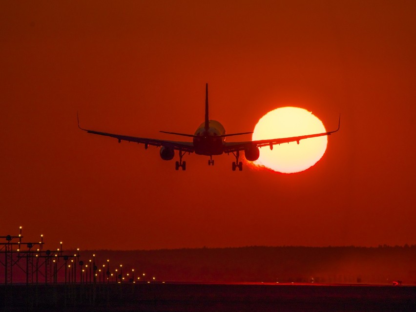 230-miejsowych Airbus A321 Wizz Air i zachodzące nad...