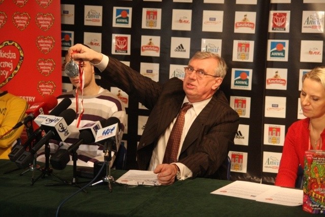 Zbigniew Polatowski prezentuje srebrny medal z sezonu 2001/2002, jeden z przedmiotów przekazanych na aukcję
