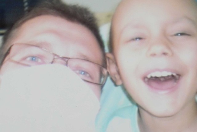 To nie były żadne radosne chwile, lecz pobyt w szpitalu. A jednak Oliwier i jego tato się uśmiechali.