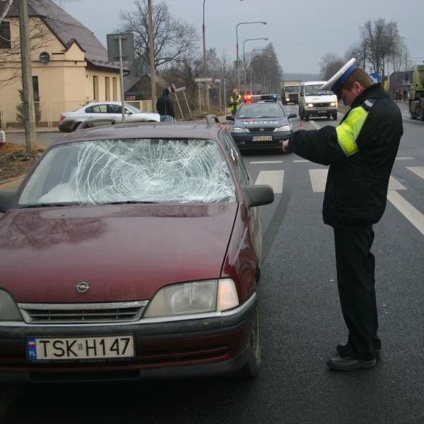 W piątek rano na skrzyżowaniu trasy K-7 z ulicą Mickiewicza w Suchedniowie samochód potrącił na pasach 18-latka. Na tym samym skrzyżowaniu dzień wcześniej doszło do kolizji z udziałem policyjnego samochodu.