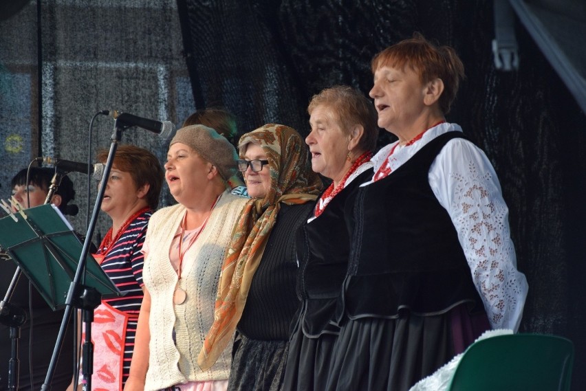 Krzeszowiccy seniorzy opanowali Rynek. Śpiewali, tańczyli, gimnastykowali się. Ta niedziela była dla nich