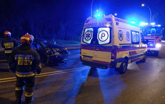 Do zdarzenia doszło w poniedziałek około godz. 22.25 na ul. Sobieskiego w Przemyślu. - Kierujący volkswagenem polo, 44-letni mieszkaniec Przemyśla jadąc ul. Sobieskiego do góry, na łuku drogi w prawo stracił panowanie nad pojazdem i uderzył w jadący z naprzeciwka autobus MZK - powiedziała podkom. Marta Fac z KMP w Przemyślu.W autobusie był tylko kierowca. 34-letni przemyślanin uskarżał się na ból ręki. Pogotowie ratunkowe przetransportowało go do szpitala. Kierowca polo jechał z 29-letnią pasażerką.Na miejscu zdarzenia wykonano czynności pod kątem wypadku. Kierujący byli trzeźwi. Okazało się, że 44-latek nie ma prawa jazdy. Policjanci skierują do sądu wniosek o ukaranie mężczyzny.Zobacz też: Na ul. Słowackiego w Przemyślu 19-letni kierowca saaba uderzył w latarnię [ZDJĘCIA]Tragiczny wypadek w Przemyślu. Zmarła pasażerka fiata seicento