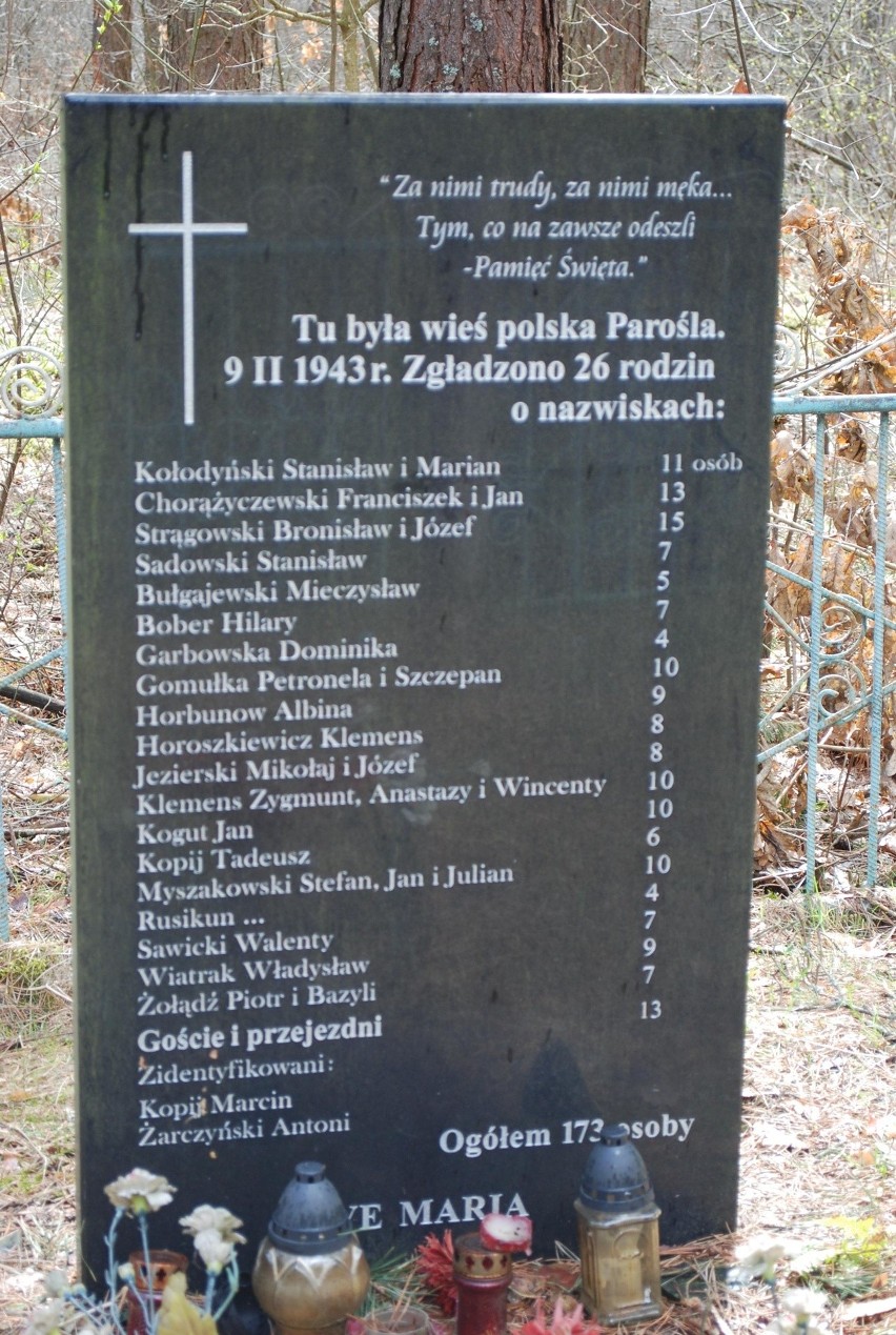 Tablica upamiętniająca pomordowanych w Parośli