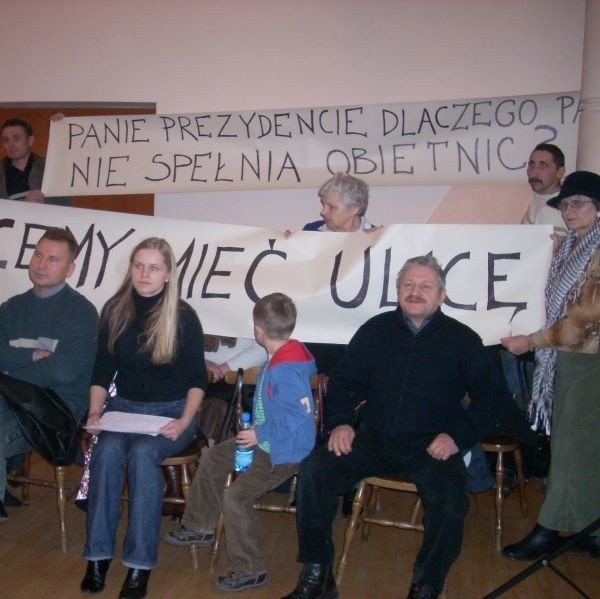 Mieszkańcy ulicy Kornatka przyszli na sesję z transparentami.
