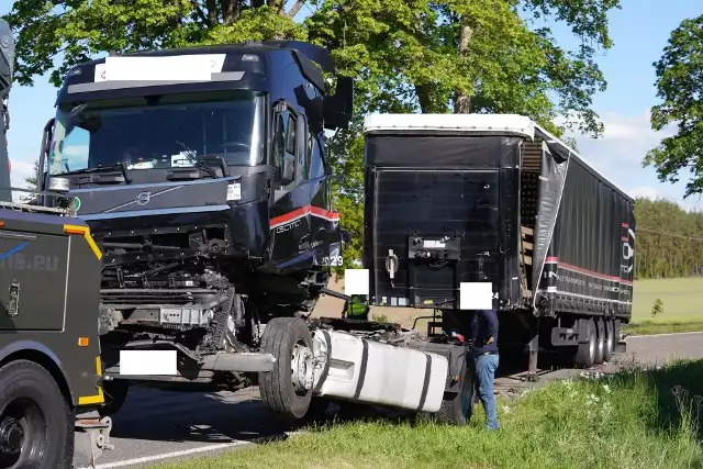 Dzisiaj (3.06.2022 r.) na odcinku drogi powiatowej między Miłocicami i Słosinkiem (gm. Miastko) doszło do kolizji. Zderzyły się dwie ciężarówki.