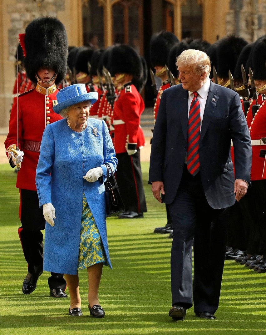 Donald Trump w Londynie. Herbatka u królowej i protesty [ZDJĘCIA]