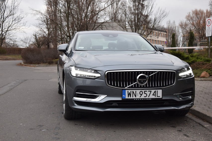 Volvo S90...