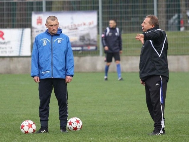 - Zespół potrzebuje wstrząsu - mówi trener MKS-u Kluczbork Ryszard Okaj (z prawej). Obok pomocnik kluczborskiej drużyny Krzysztof Ulatowski.