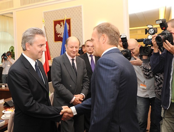 Rząd zmienił we wtorek przebieg najważniejszych dróg na Podlasiu. Na zdjęciu z lewej Minister Infrastruktury Cezary Grabarczyk, Minister Finansów Jan Vincent-Rostowski (vel Jacek Rostowski) oraz premier Donald Tusk. W tle wicepremier Waldemar Pawlak.