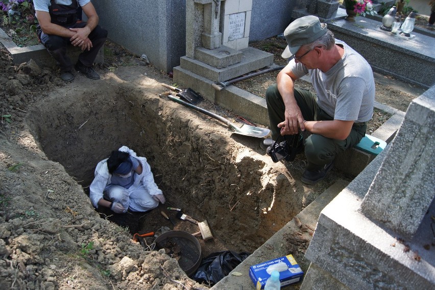 Tarnów. Rozkopali grób na cmentarzu w Krzyżu. Szukają szczątków Żołnierza Wyklętego