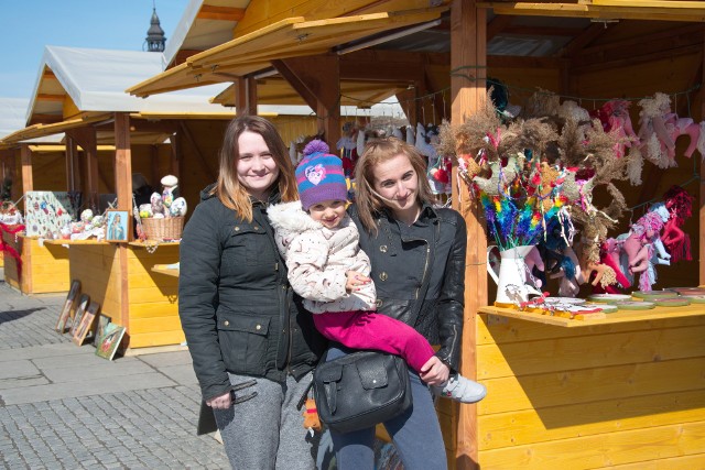 Małgorzata Szkaradek z córeczką Nikolką i Karolina Wypenda z Rybnika już po zakupach świątecznych