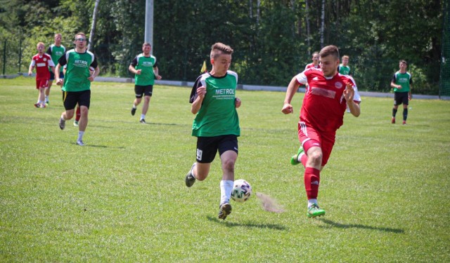 Piłkarze Jodły Jedlnia-Letnisko (w czerwonych strojach) wygrali z ligowym rywalem, Zwolenianką Zwoleń (w zielonych strojach) 3:0.