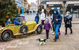 Noworoczne spacery bydgoszczan w centrum miasta. Mieszkańcy czerpali jeszcze ze świątecznego klimatu w Bydgoszczy [zdjęcia]