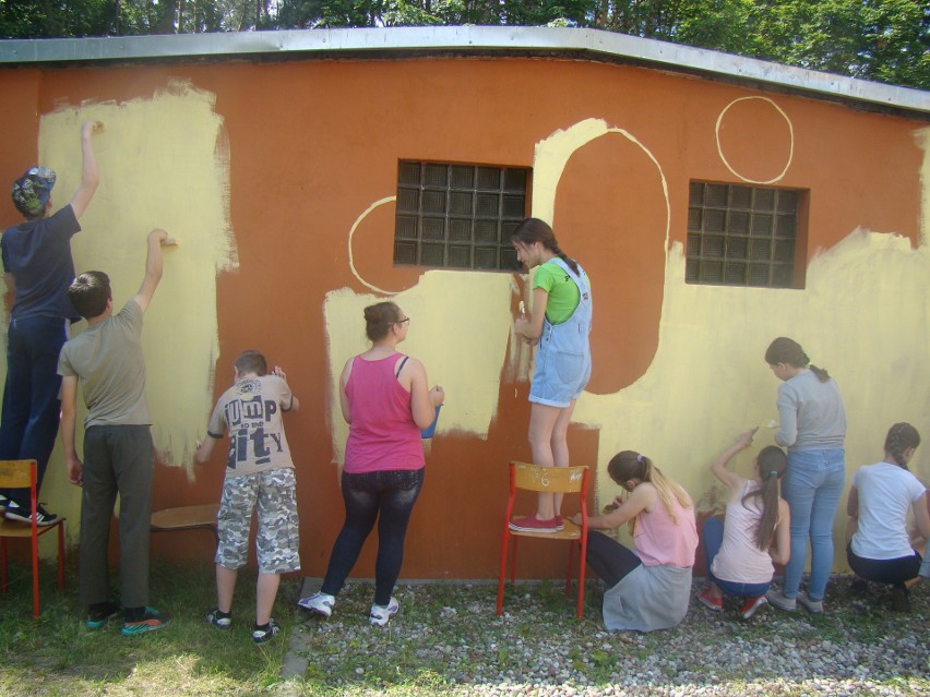 Jak odmienić zwykłą, nudną ścianę? Zobaczcie, jak powstawał kurpiowski mural w Czarni [ZDJĘCIA]