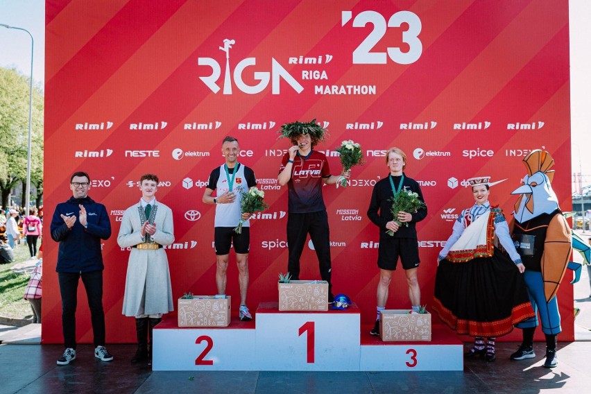 Łukasz Woźniak - znany biegacz i trener ze Strawczyna zajął drugie miejsce podczas biegu w Rydze. Pobił swój życiowy rekord