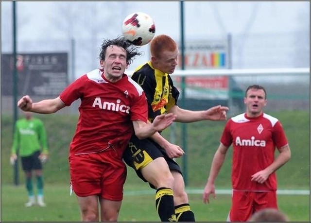 Piłkarze Leśnika Manowo (żółto-czarne stroje) zapewnili sobie utrzymanie w Bałtyckiej III lidze. W ostatniej kolejce pomogli im w tym gracze Bałtyku Gdynia (czerwone stroje).