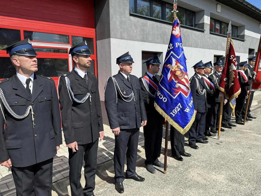 Powiatowe obchody dnia strażaka w Starachowicach. Były awanse, wyróżnienia oraz przekazanie i poświęcenie nowego pojazdu. Zobacz zdjęcia