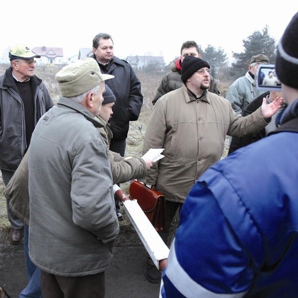 Właściciele ferm spotkali się z policją, prokuratorem i swoimi sąsiadami przy szlabanie prowadzącym na fermy lisie. Rozmowy trwały godzinę. W końcu oględziny odbyły się, ale tylko w jednym gospodarstwie.