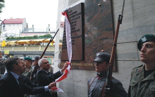 Tablica ku czci ofiar tragedii smoleńskiej zawisła na ścianie gmachu Muzeum Narodowego Ziemi Przemyskiej.