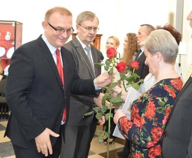 Starosta łowicki Marcin Kosiorek (z lewej) przyznał nagrody dla nauczycieli i dyrektorów szkół