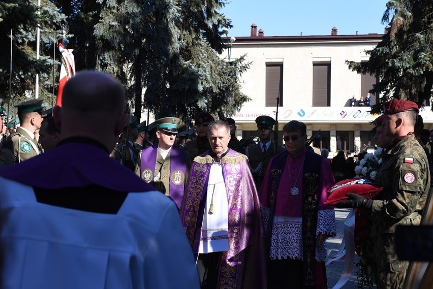 Nowy Sącz. Tłumy sądeczan na powtórnym pochówku gen. Bronisława Pierackiego