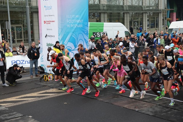 Sprzed hotelu Sheraton wystartował 22. Poznań Maraton. Na trasę 42 km i 195 m wybiegło ponad 4 tys. zawodników, w tym kandydaci do medali MP w maratonie kobiet i mężczyzn. Zobacz zdjęcia -->