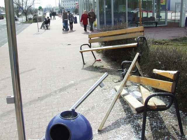 W weekend koło dworca autobusowego w Polkowicach można było zobaczyć poniszczone elementy małej architektury. Kto to zrobił? Na razie nie wiadomo.