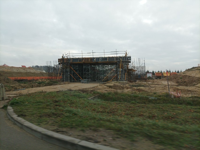 Budowa drogi S61 Ostrów Mazowiecka – Szczuczyn. Jak przebiegają prace na terenie powiatu ostrowskiego? Zdjęcia